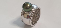 WIDE COLLARED 9mmTAH. RING, WITH GALLERY