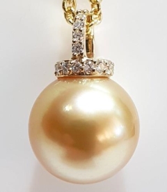 11mm GOLD S/SEA, 14KYG PEND. 0.12ct
