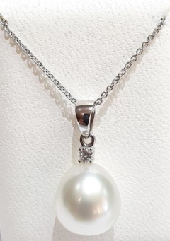 11mmS/SEA, 9KWG 0.05ct, Inc 9K chain